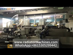 Uma máquina de enxaguar um reservatório de plástico para radiador a ser testada